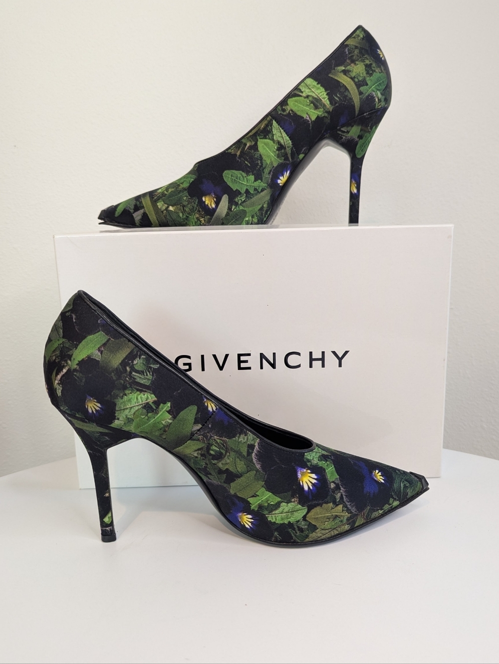 Givenchy Floral Print Stiletto Pumps Sz 38 w/Box & Dust Bag